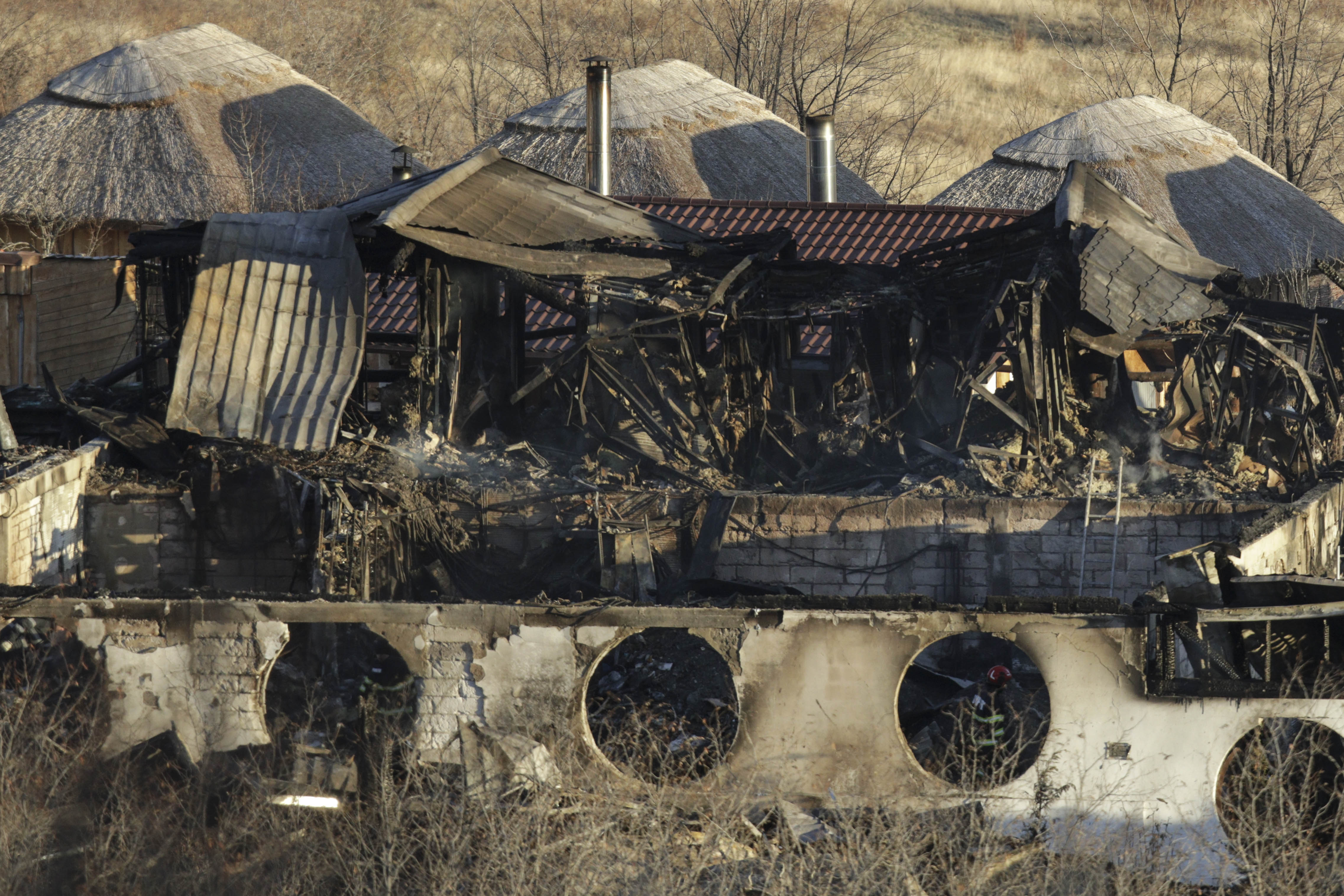 UPDATE | Incendiu la Ferma Dacilor: a fost recuperată a șaptea victimă - un copil. O altă persoană, încă dispărută. Pensiunea nu avea nici autorizație de construire