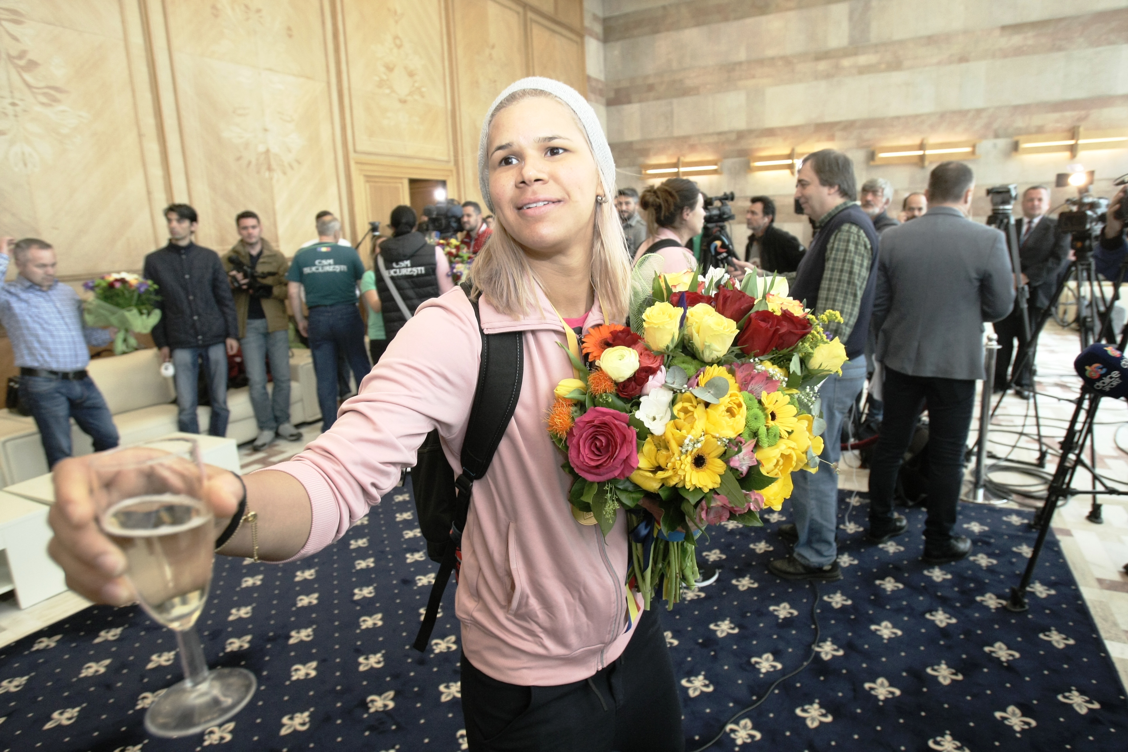 Reginele Europei s-au plimbat cu autocarul prin centrul Capitalei / FOTO
