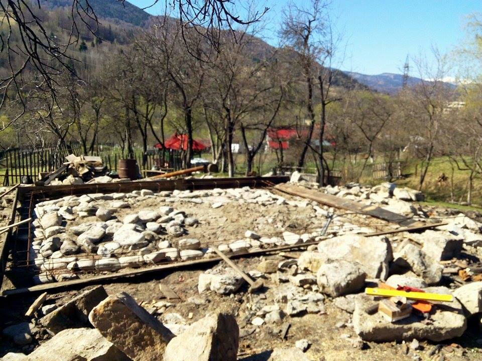 Un pompier din Hunedoara ridică o casă pentru un bătrân rămas pe drumuri. Gestul militarului, făcut în Săptămâna Mare