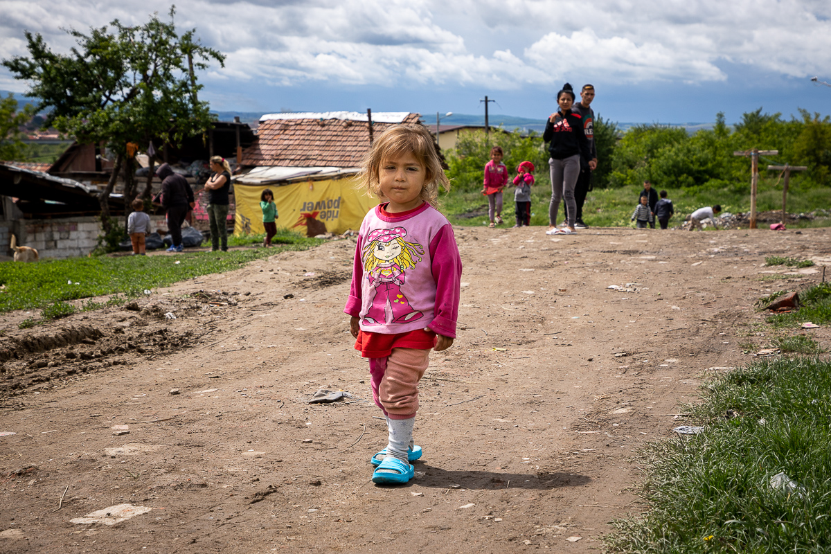 Monica Şamu trăieşte de-o viaţă în favela Sibiului şi speră ca măcar nepoata ei să aibă parte de “condiţii mai bune”. Promisiunea uitată a preşedintelui