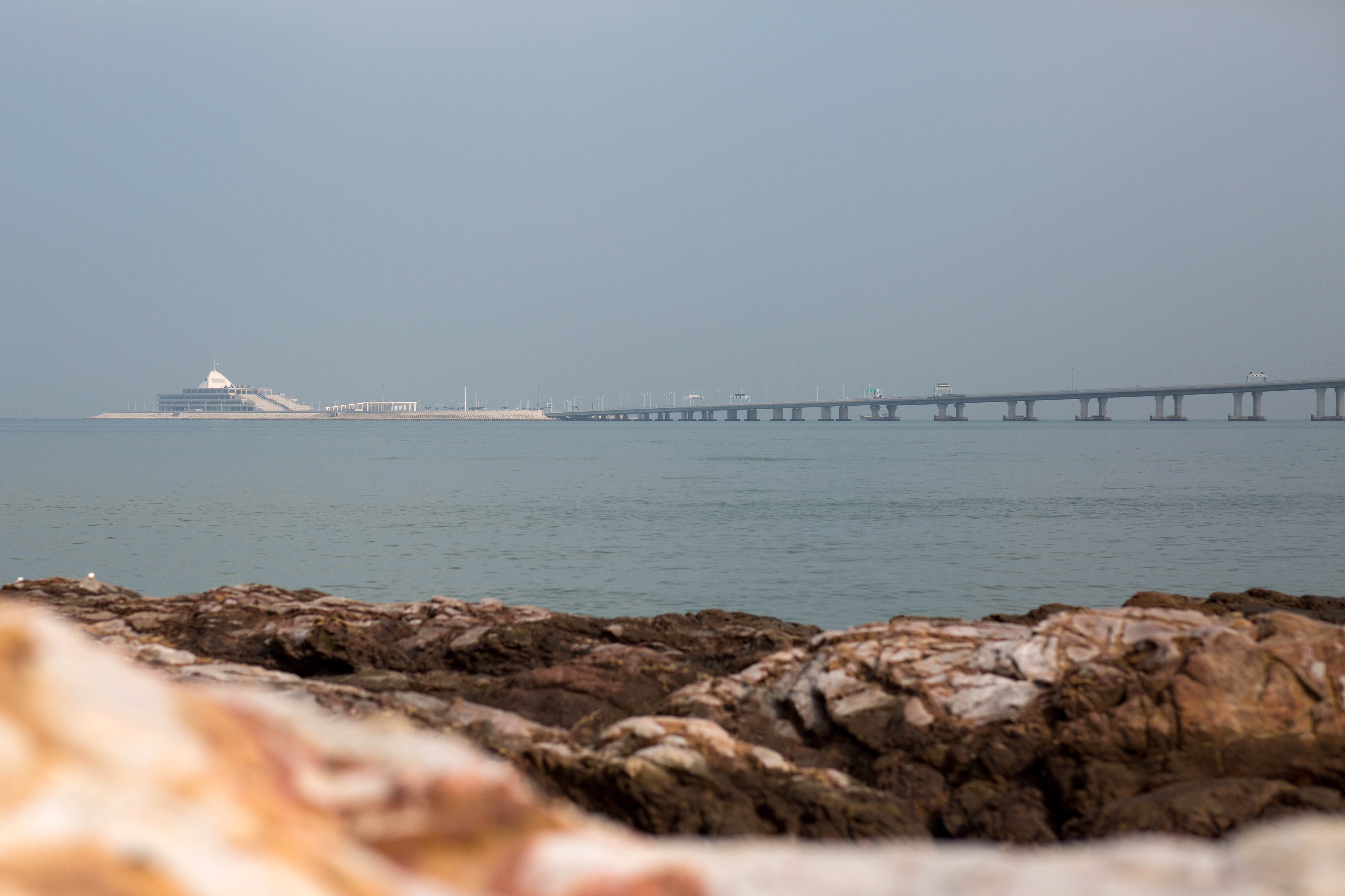 FOTO | Camere care detectează căscatul și interese politice. Ce se ascunde în spatele celui mai mare pod maritim din lume, inaugurat marți