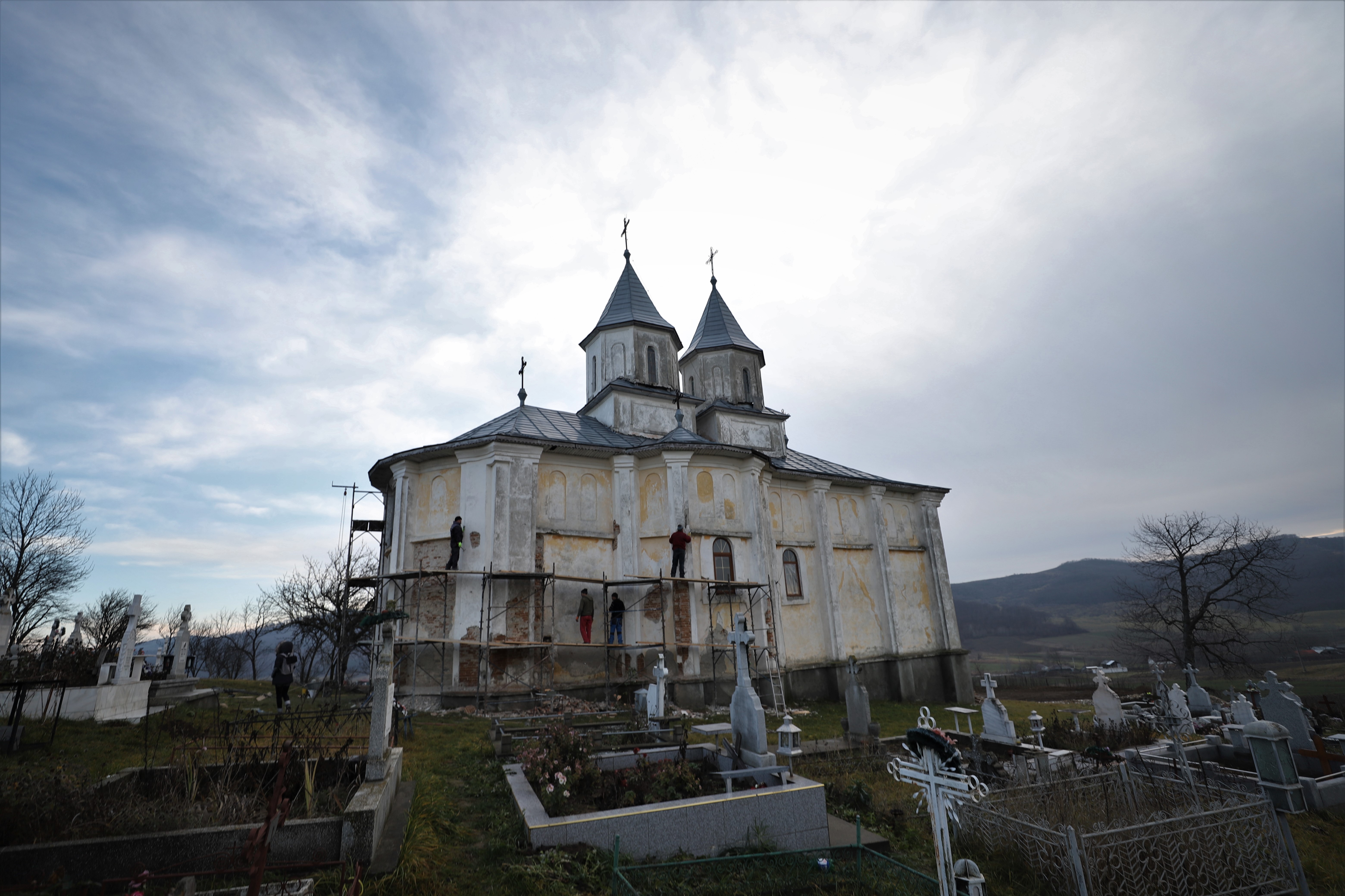 REPORTAJ. Cum s-a trezit un gospodar din judeţul Bacău cu trei ruşi în curtea casei: „Am scris cu dalta pe cruce Eroi Necunoscuţi”