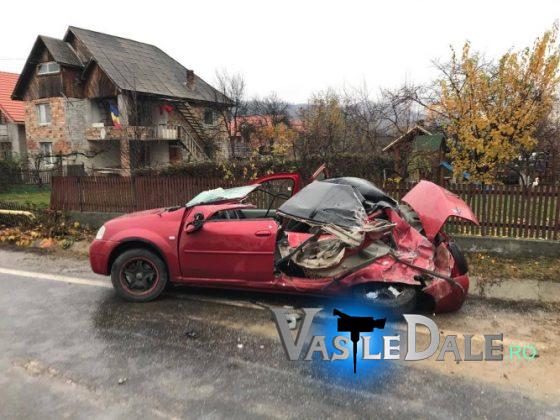 Un autotren cu nisip s-a răsturnat peste un autoturism, în Maramureș. Cinci victime, din care trei încarcerate | FOTO