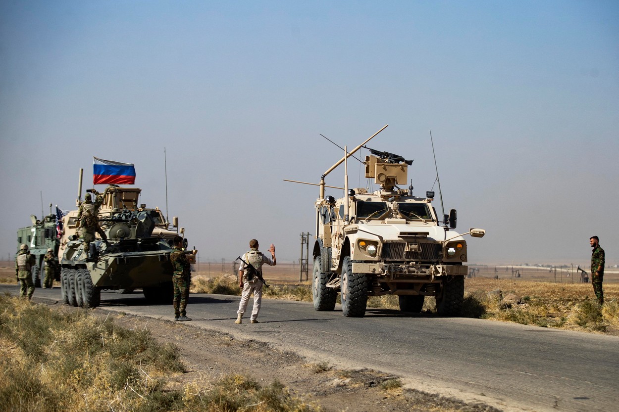 Un „rar moment" de simpatie între trupele ruse și americane din Siria: cum au fost surprinși soldații celor două țări pe un câmp petrolier