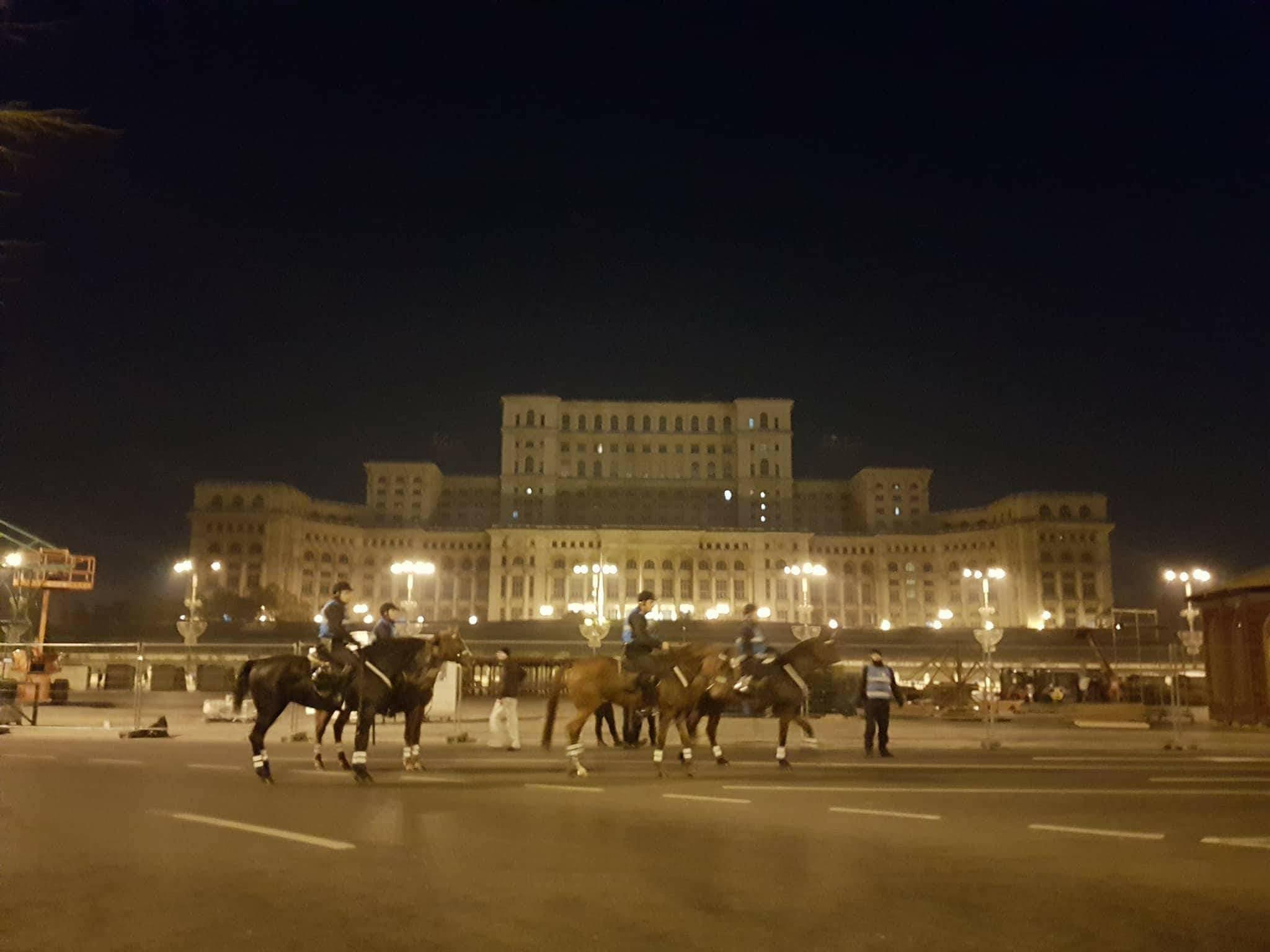 FOTO&VIDEO/ Protest în Capitală. 20.000 de oameni au participat la un marș din fața Guvernului până la Palatul Parlamenului