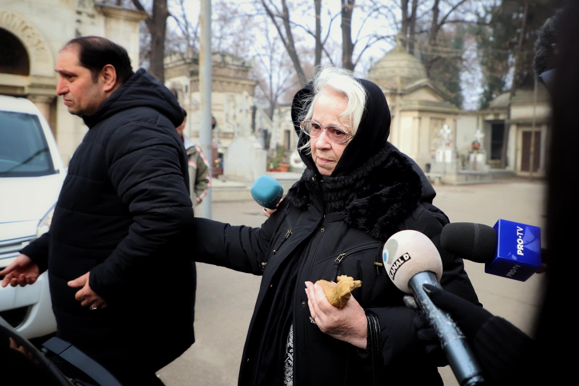 Momente dureroase la capela Cimitirului Bellu. Familia și prietenii își iau rămas bun de la Cristina Țopescu