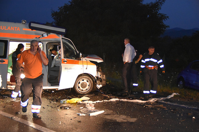 Accident violent cu ambulanța în apropiere de Caransebeș. Ambii șoferi au murit