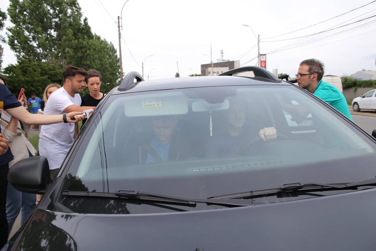 VIDEO / Liviu Dragnea a fost încarcerat la Penitenciarul Rahova. S-a aruncat cu hârtie igienică spre el când a ajuns acolo. Anunțul poliției