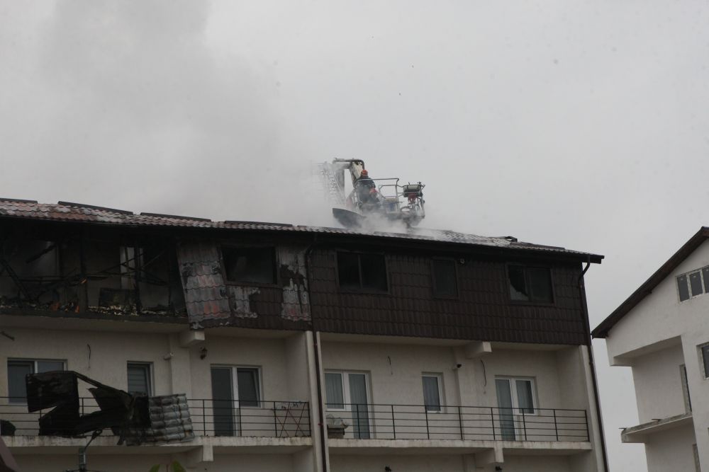 VIDEO/ Locuitorii din Chiajna aduc acuzații dure, după incendiul care a cuprins trei blocuri. "E posibil să fi rămas doar cu hainele de pe mine!”. De la ce ar fi pornit incendiul