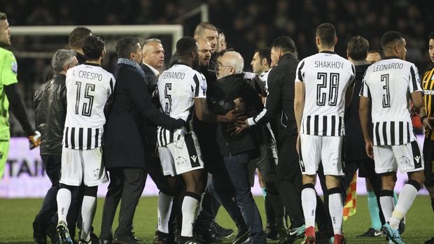 Alt scandal pentru Răzvan Lucescu. Derby-ul PAOK - AEK Atena a fost întrerupt cu câteva minute înainte de final / GALERIE FOTO&VIDEO