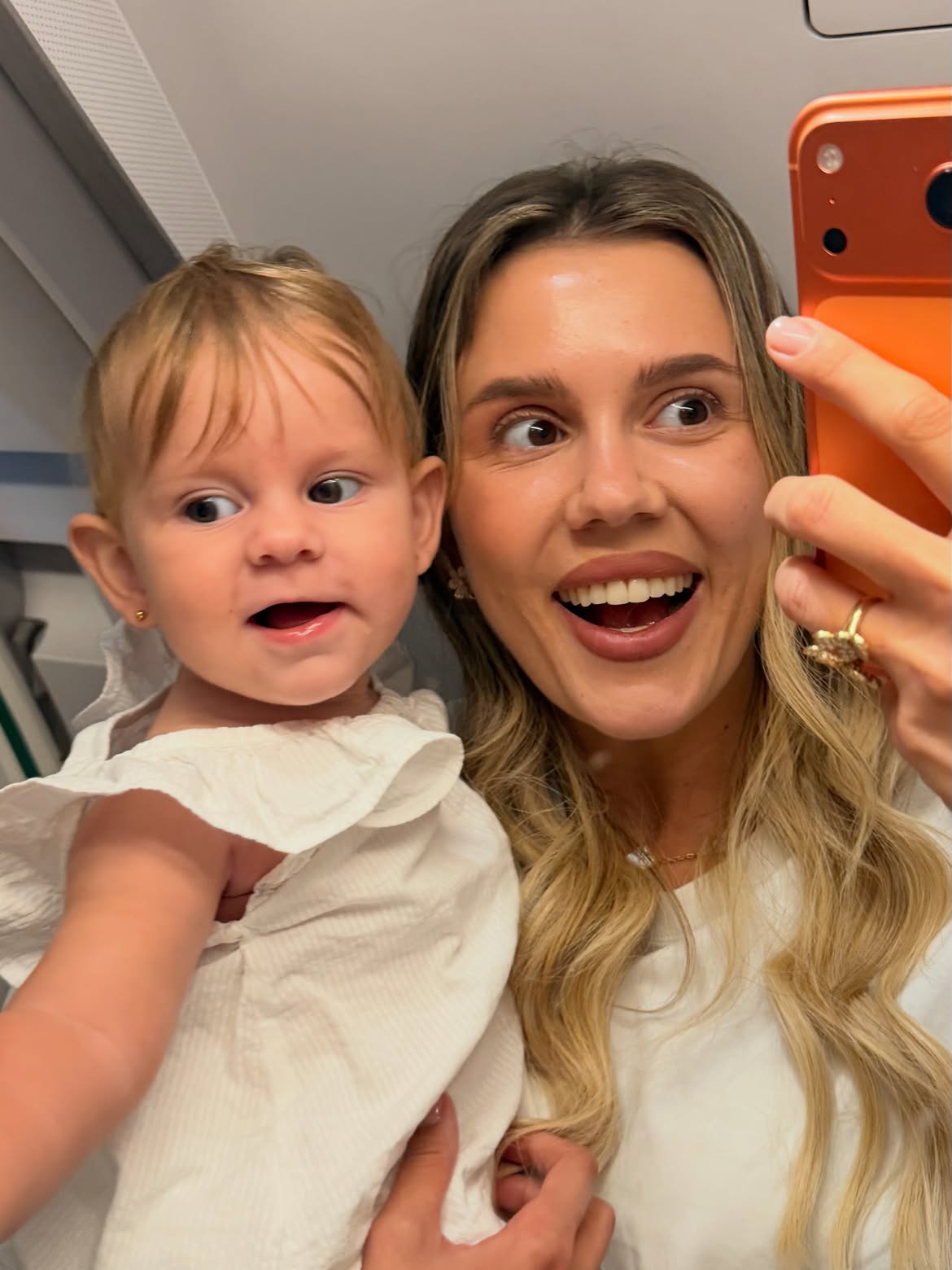 Emily Burghelea a părăsit România alături de familie: „Ne mutăm în altă țară”