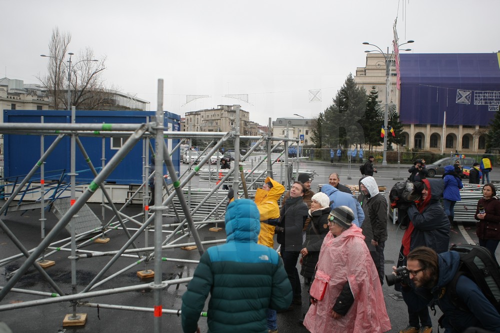 UPDATE. Protest și incidente în Piața Victoriei. Anchetă MAI după împiedicarea organizării târgului de Crăciun/ FOTO