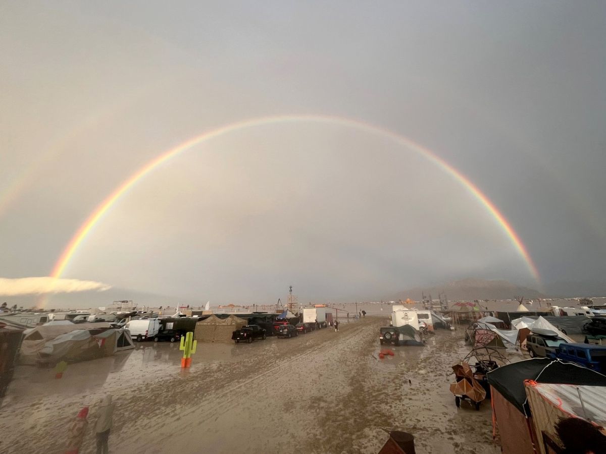 Participanții la festivalul Burning Man, blocaţi în deşertul Nevada din cauza ploii şi a noroiului, evacuați