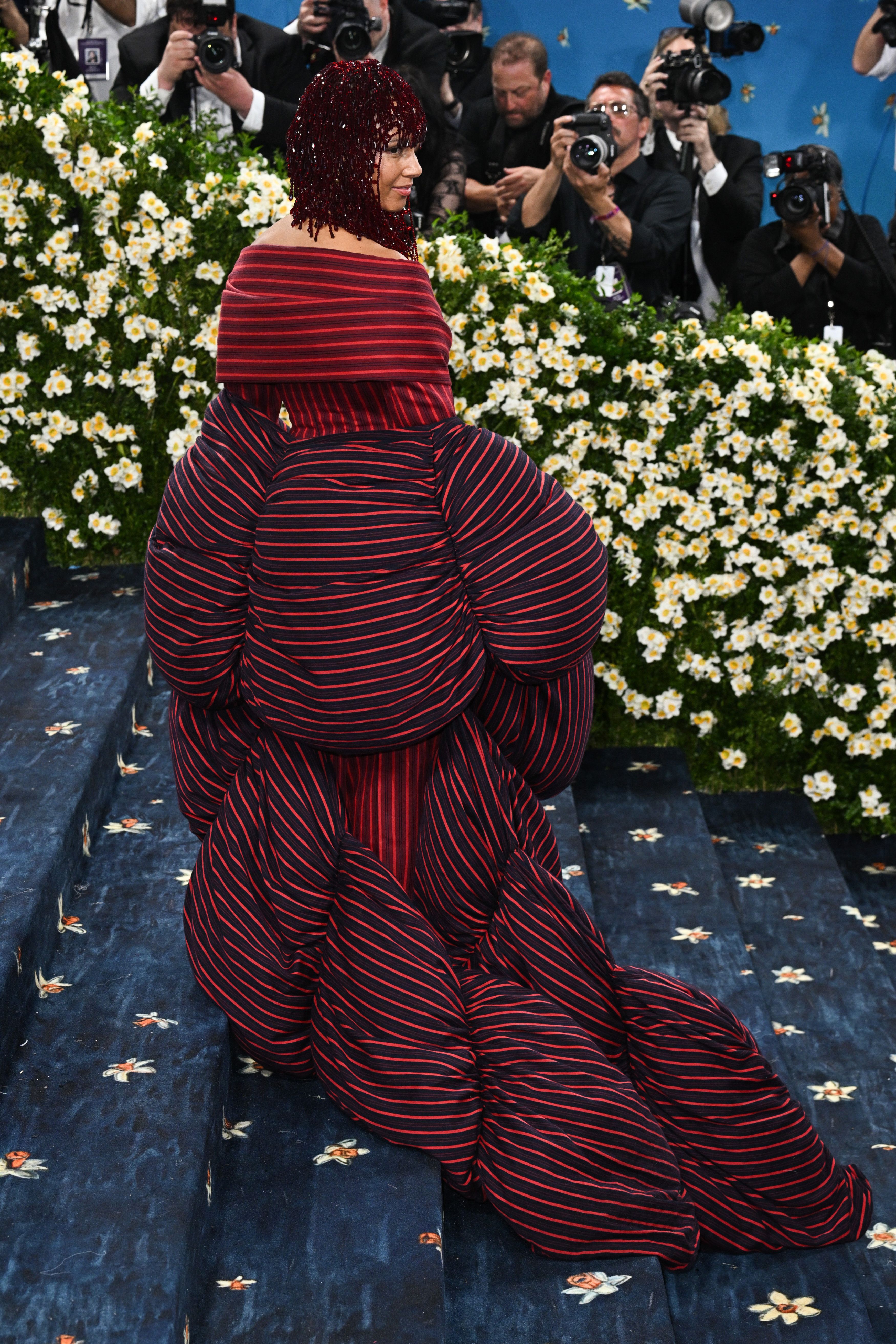 Cum au apărut vedetele la Met Gala 2025. Madonna a defilat cu un trabuc în mână, iar Kim Kardashian a atras toată atenția
