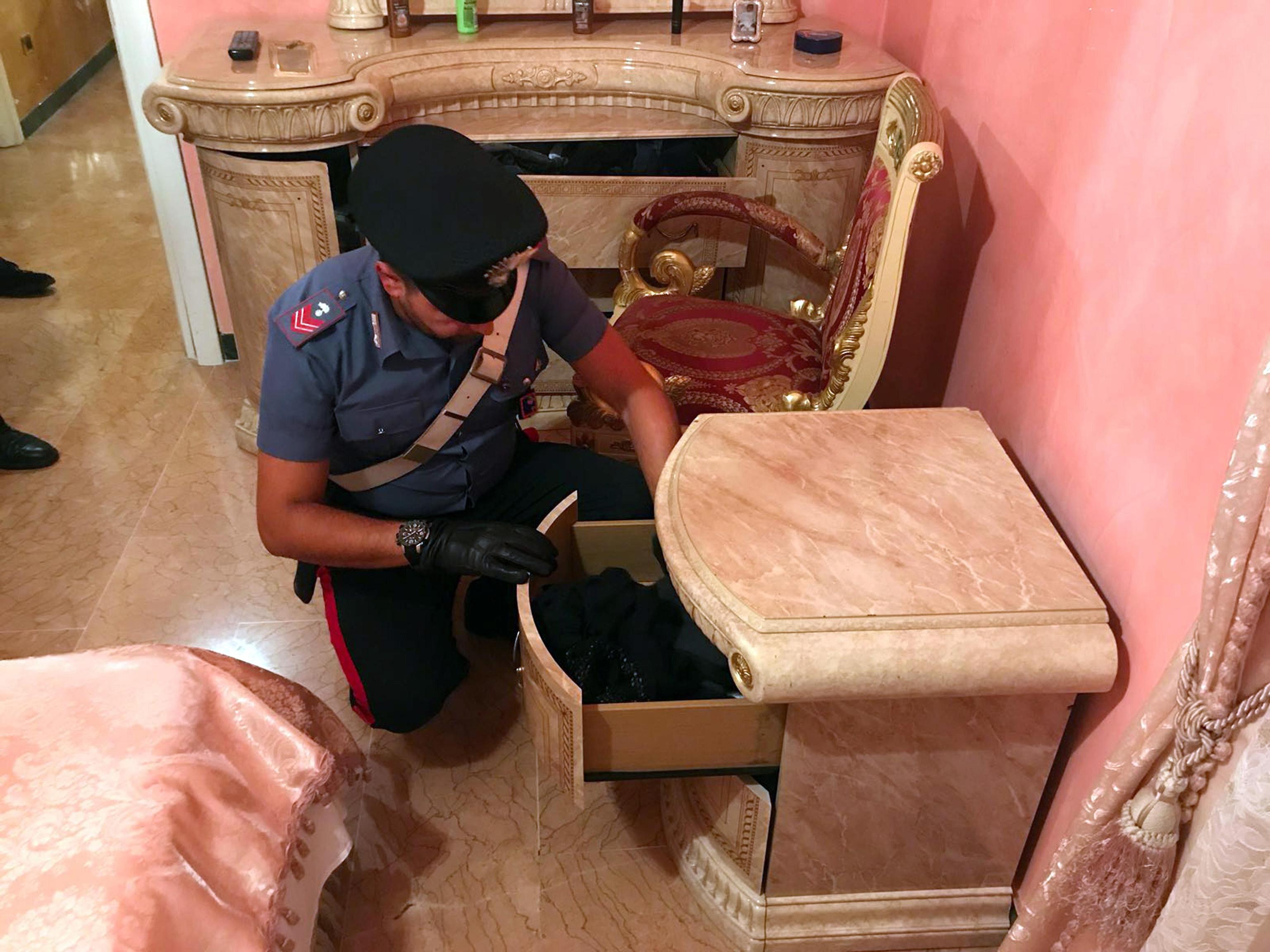 FOTO | Imagini cu interiorul casei acoperite cu aur al celui mai temut grup mafiot din Italia