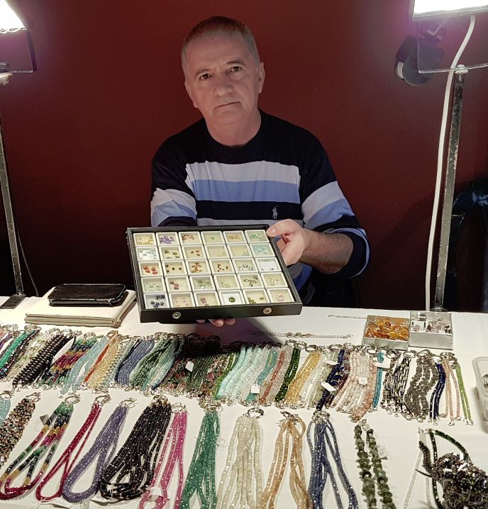 FOTO|Mărțișor de 1.000 de euro la Muzeul Național de Geologie. Are smaralde, safire și rubine