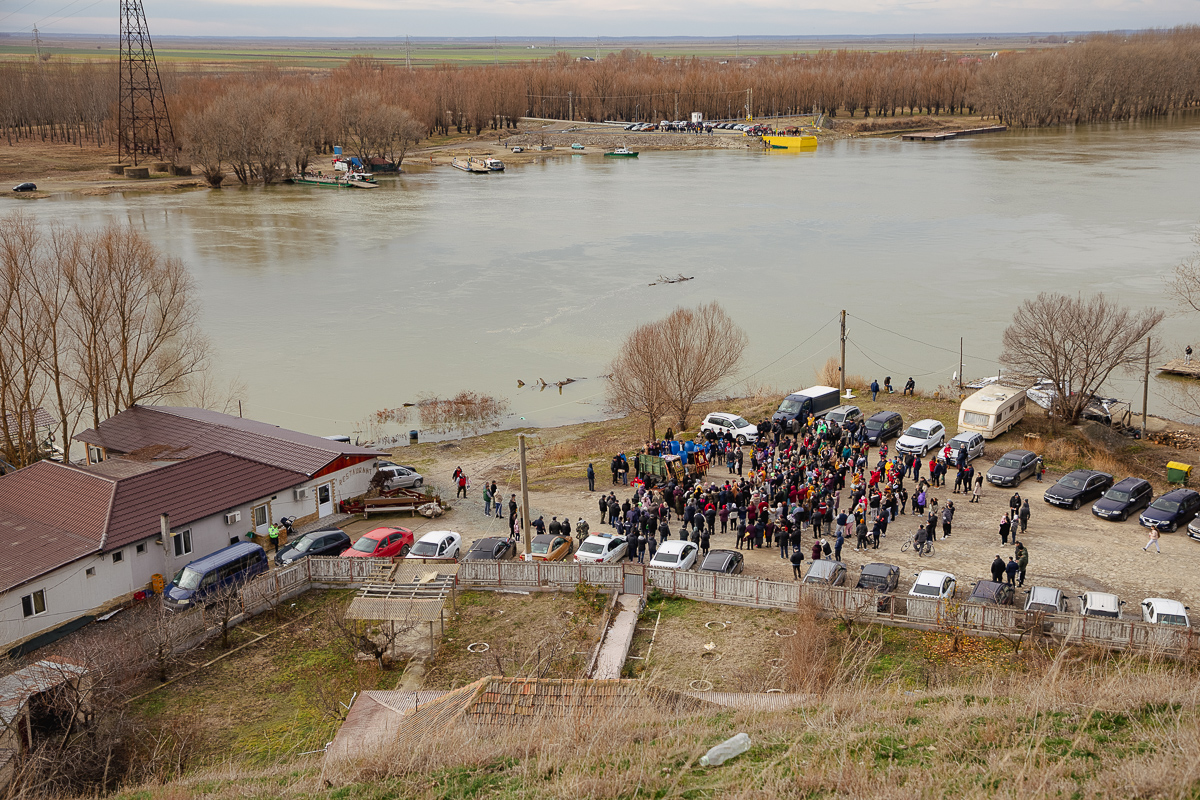 REPORTAJ Boboteaza pe malul Dunării, în comuna Ostrov: procesiune la debarcader, concurs de prins crucea și curse de cai