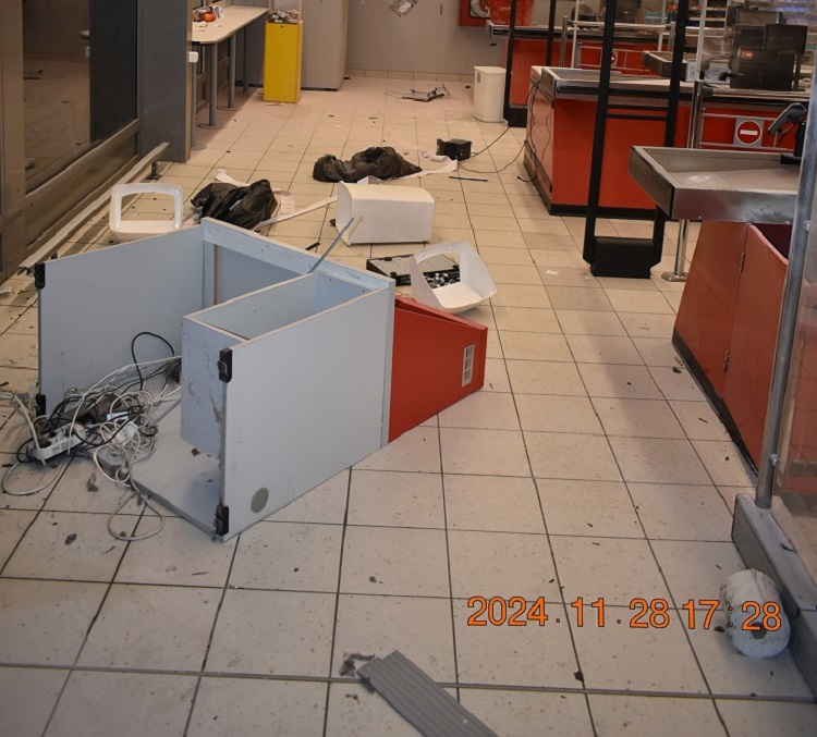 Vallott a tatabányai Sparban poroltóval őrjöngő férfi: azt mondja, a varázsgomba miatt van minden