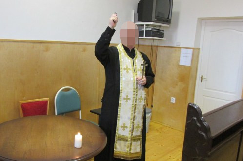 Templomba és közösségbe is járhat az 5 gyerek megrontásával vádolt Sz. Atya