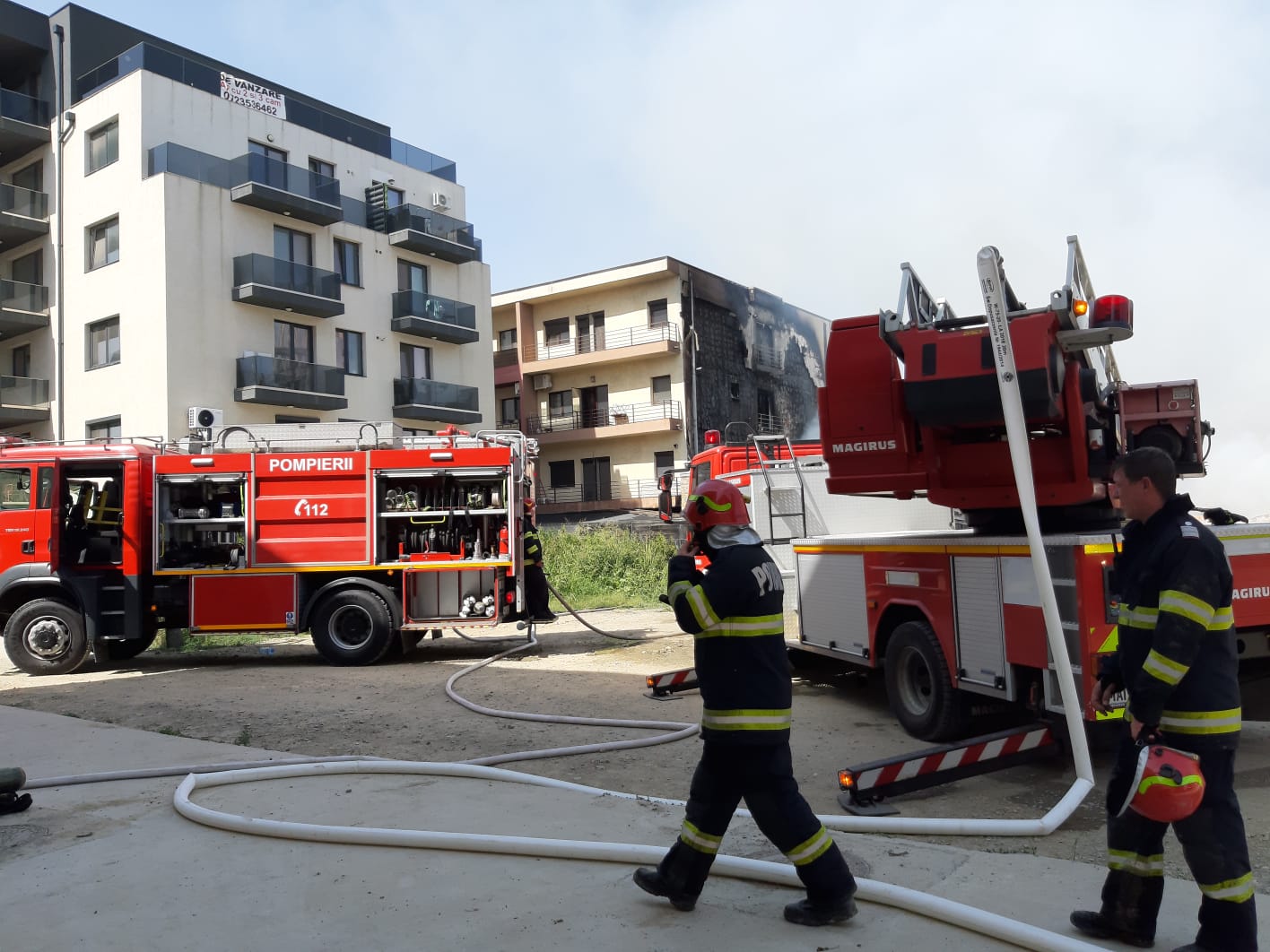 Incendiu violent la o biserică din Constanța. Flăcările s-au extins la un bloc de locuințe
