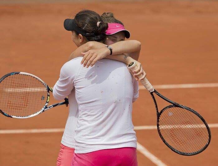 Ioana Loredana Roșca, câștigătoarea probei de dublu junioare la Roland Garros 2014, luptă ca să poată juca tenis. E studentă, a lucrat barmaniță în Spania și strânge bani pe internet