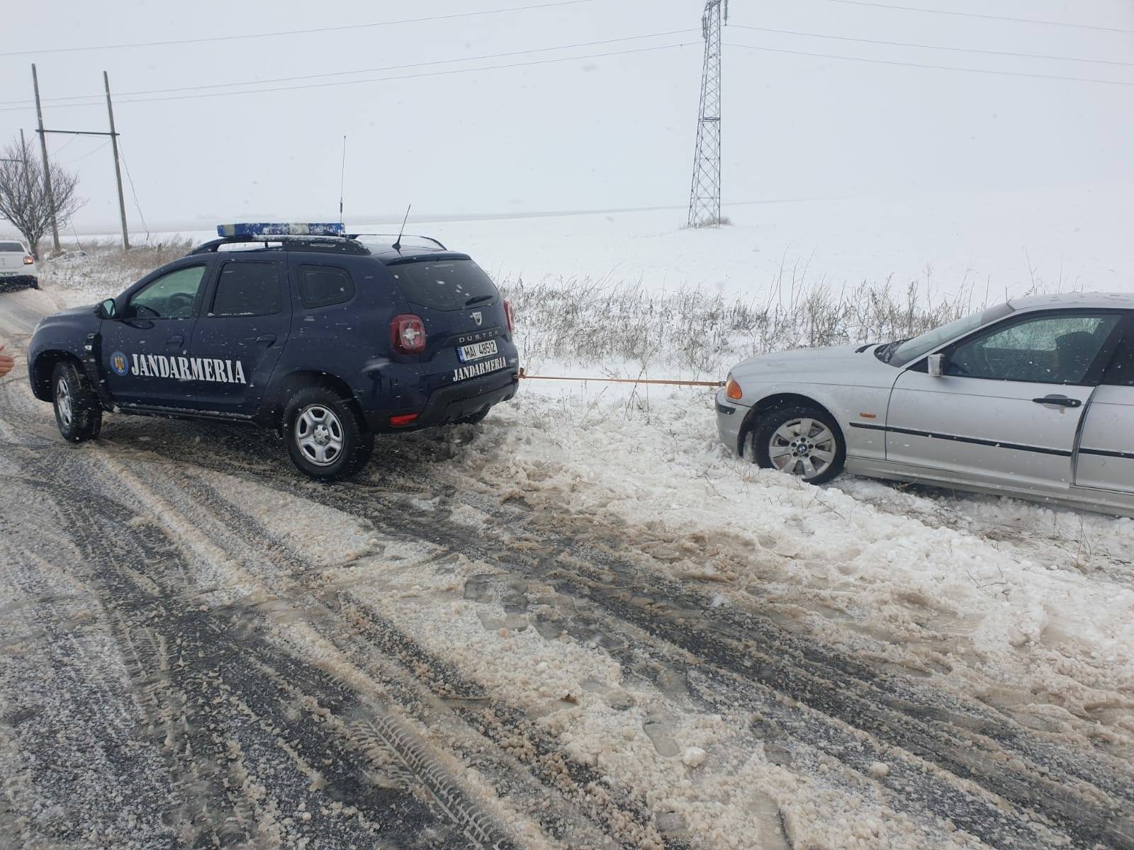 Intervenție dificilă în Tulcea. O ambulanţă care transporta la spital o femeie însărcinată, blocată în zăpadă