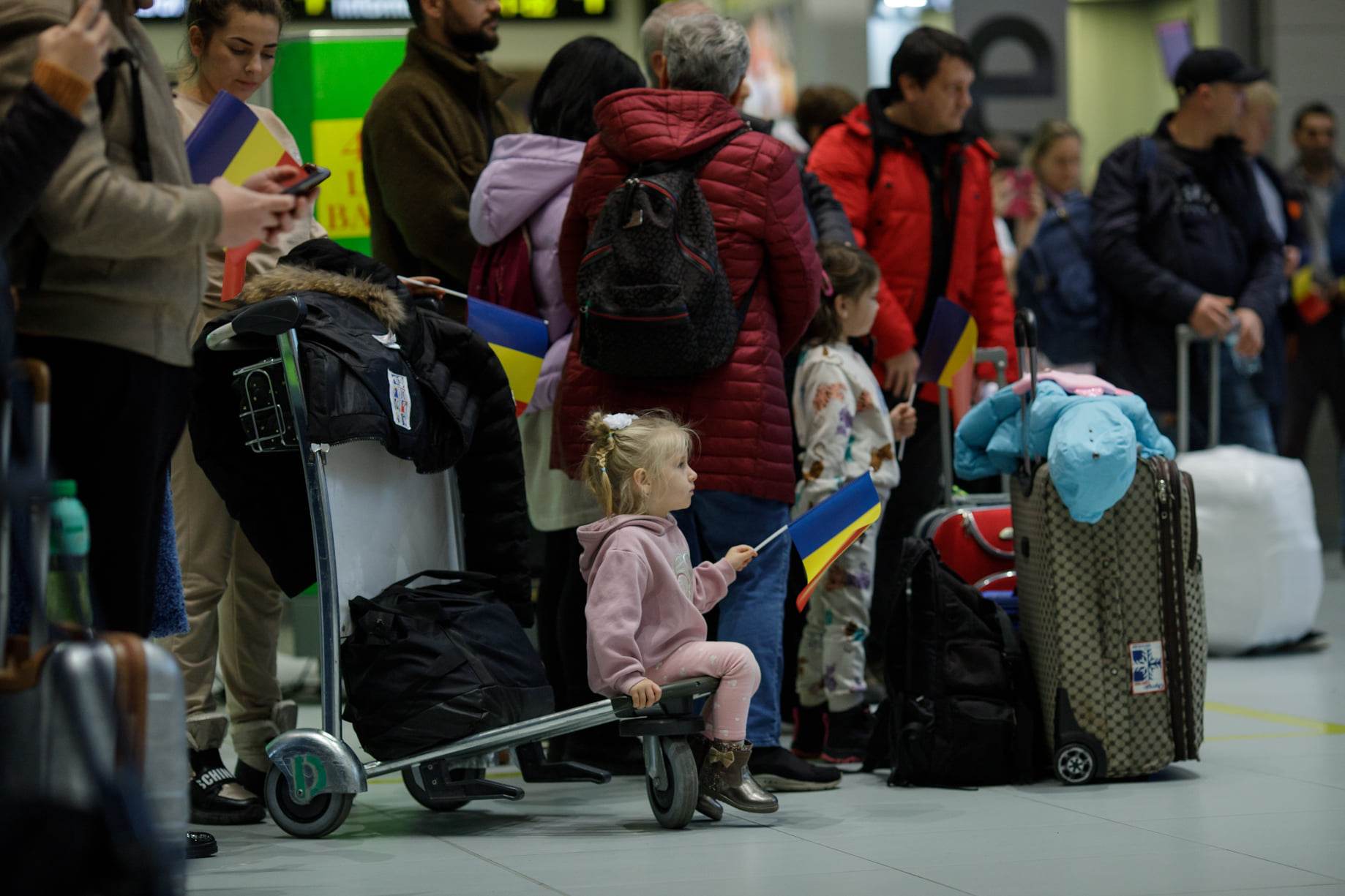 Flashmob pe Aeroportul Otopeni, de 1 Decembrie: defilări ale Jandarmeriei Române pe melodii folclorice interpretate de fanfară. VIDEO