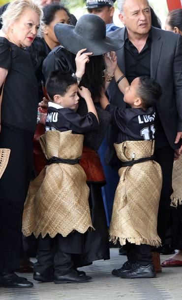 Imagini cutremurătoare de la căpătâiul lui Johan Lomu, decedat la doar 40 de ani! Copiii fostului star au purtat la ceremonie tricouri cu numărul 11 / GALERIE FOTO