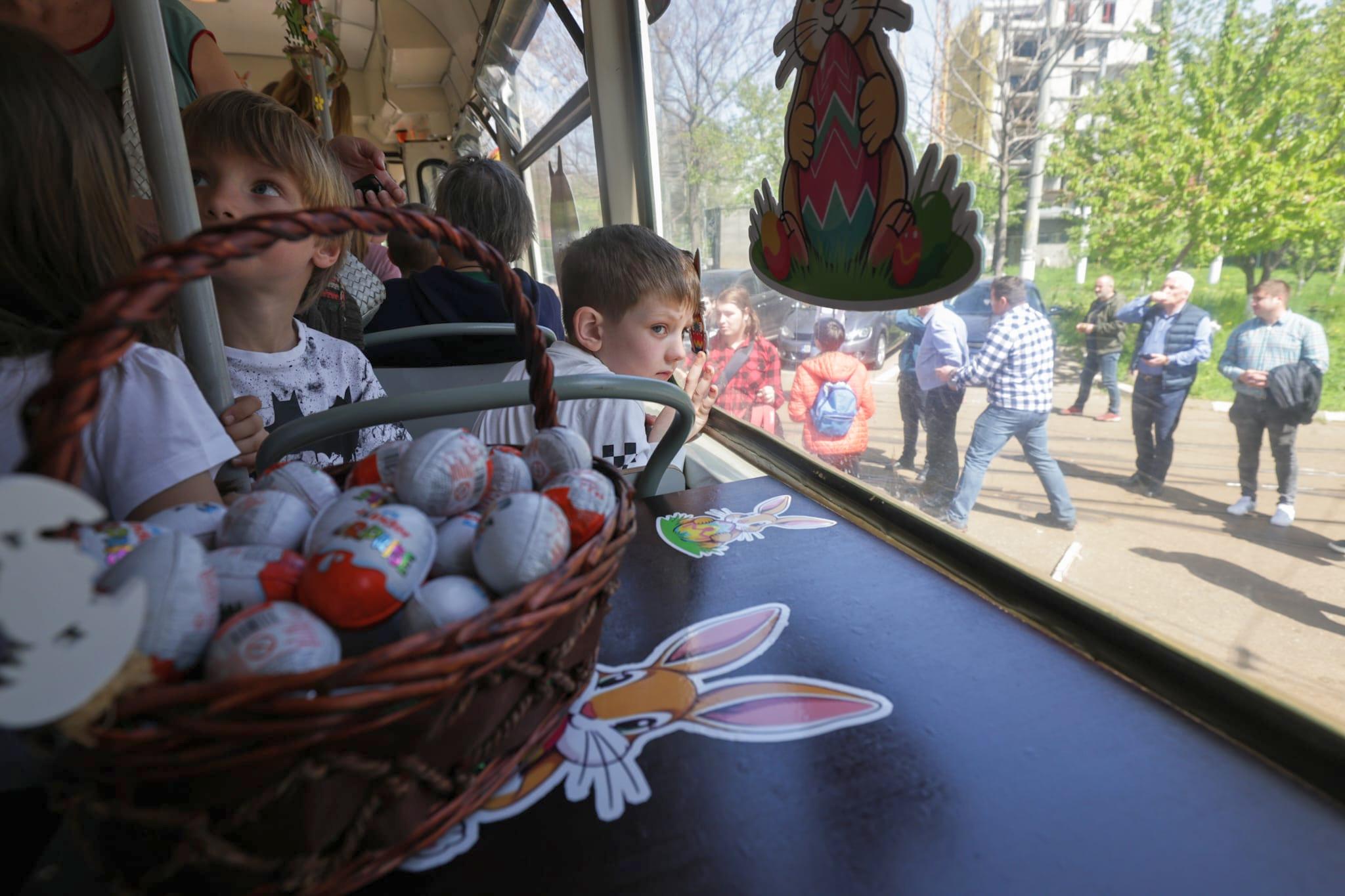 În „Tramvaiul iepurașului”, controlorii STB au împărțit ouă de ciocolată în loc de amenzi: „Mi-a plăcut că ne-au dat dulciuri și erau iepuri lipiți peste tot”