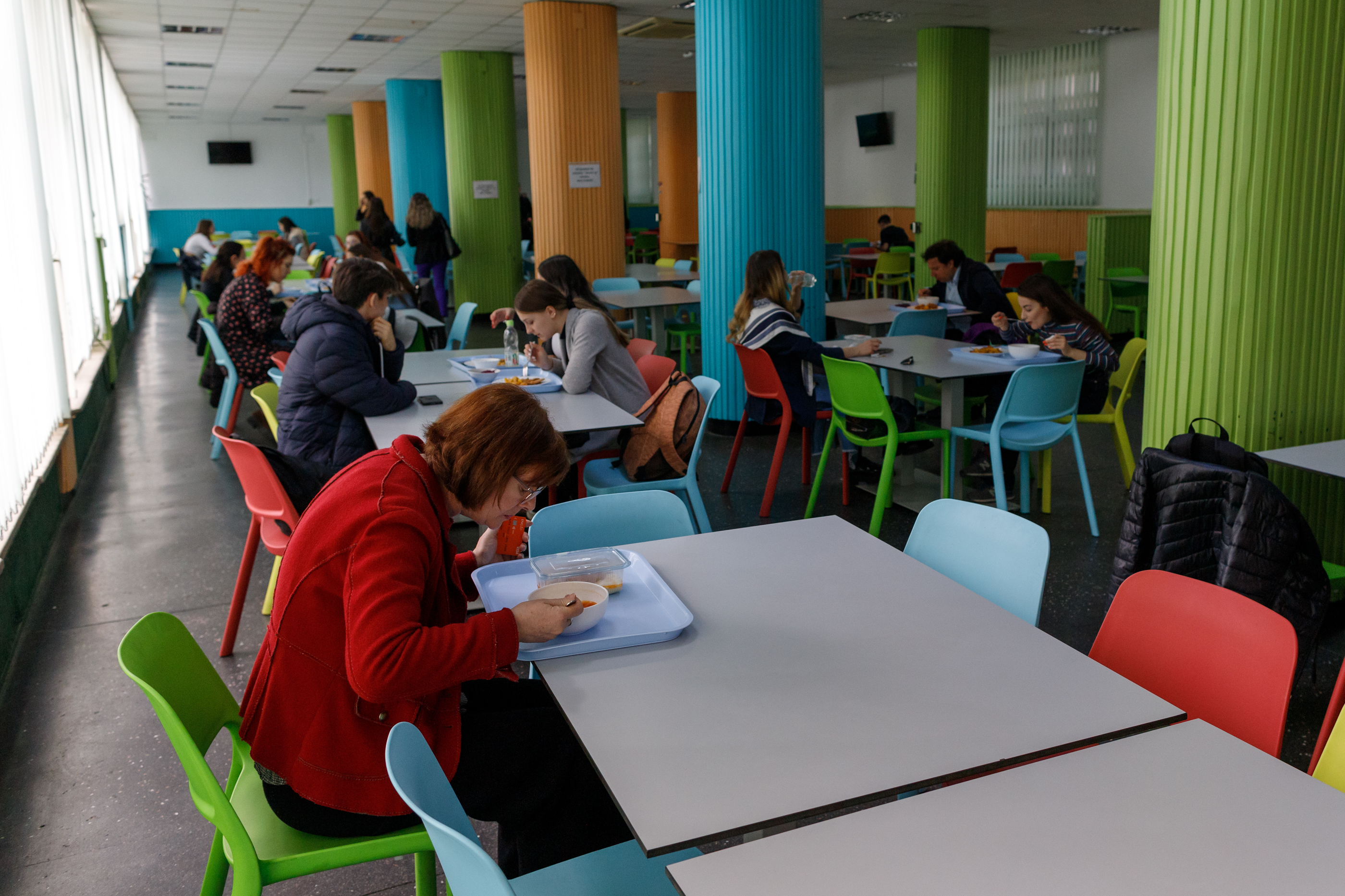 Nu doar seniorii își schimbă meniul din cauza inflației. Cât îi costă pe studenți să mănânce la o cantină universitară