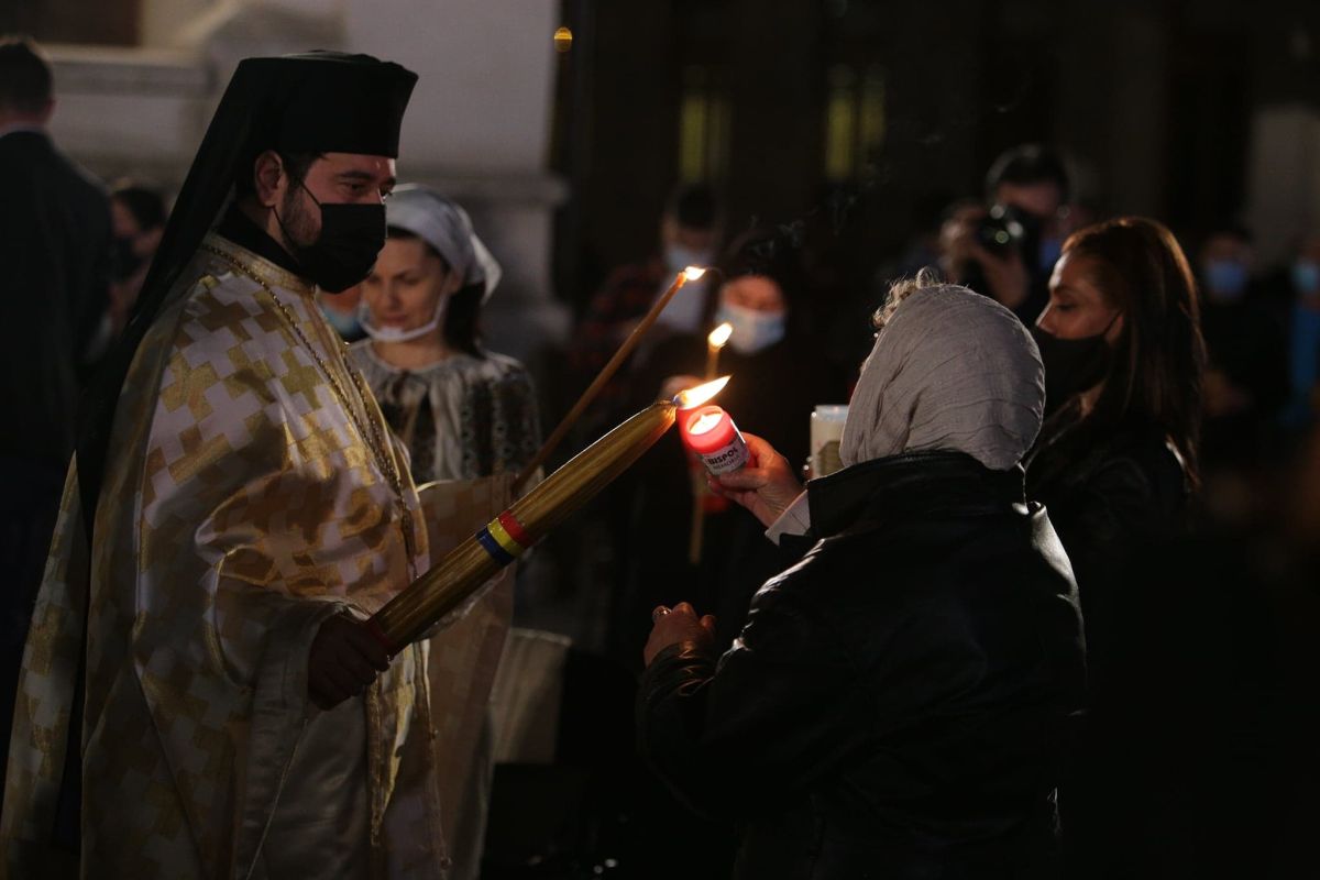 Ce le-a transmis credincioșilor Patriarhul Daniel, după slujba de Înviere