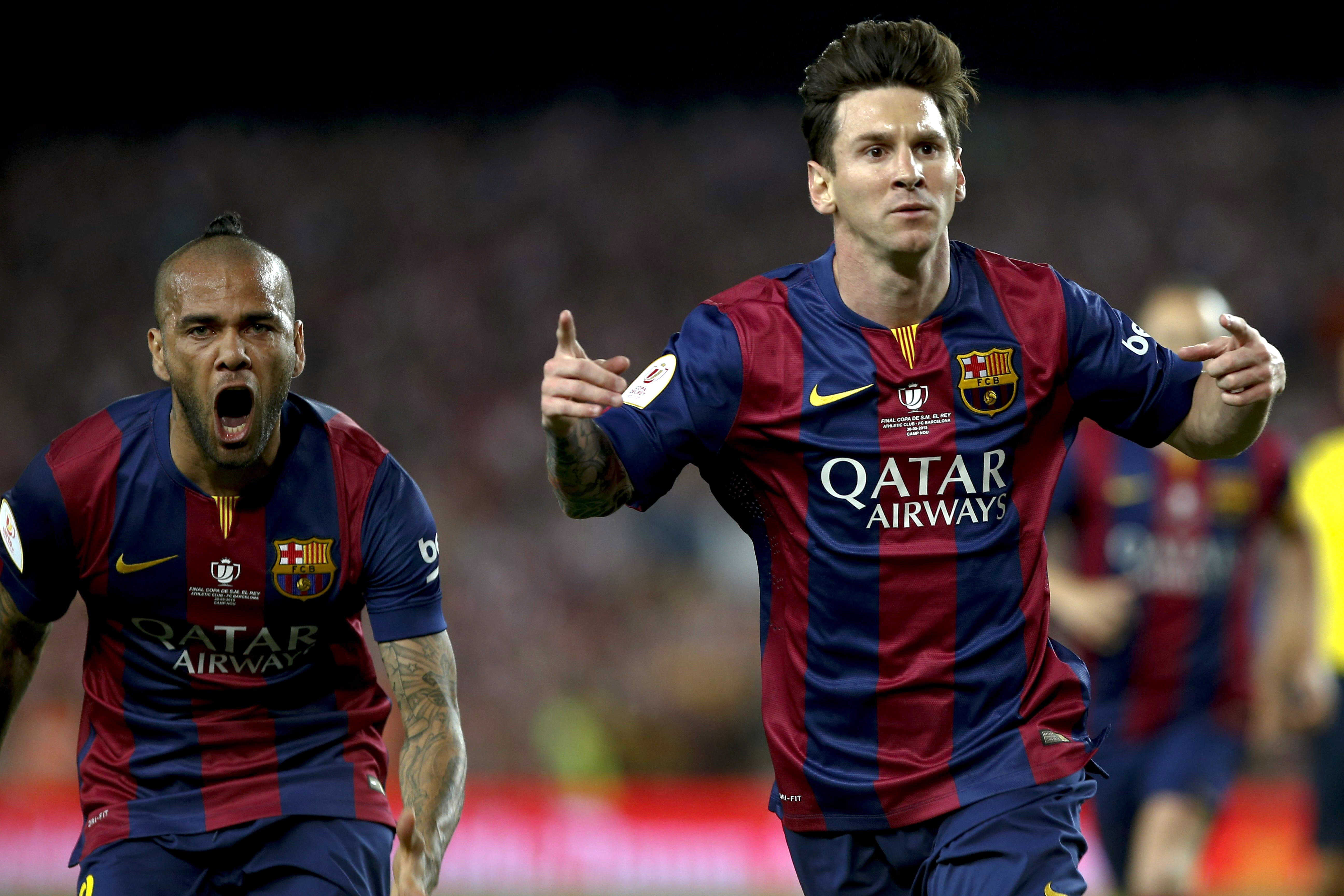 Dani Alves și-a prelungit contractul cu Barcelona până în 2017 / GALERIE FOTO
