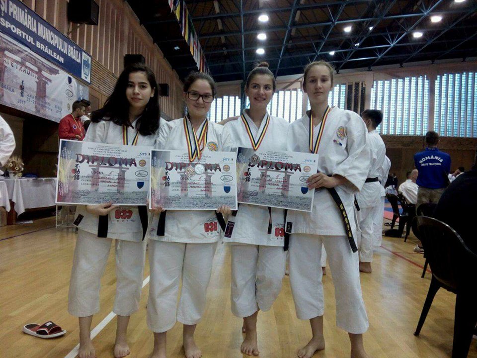REPORTAJ: Cadeta Cezara Vlad îmbină pasiunea pentru karate cu strictețea hainei militare. O “prințesă” cu centură neagră pe tatami!