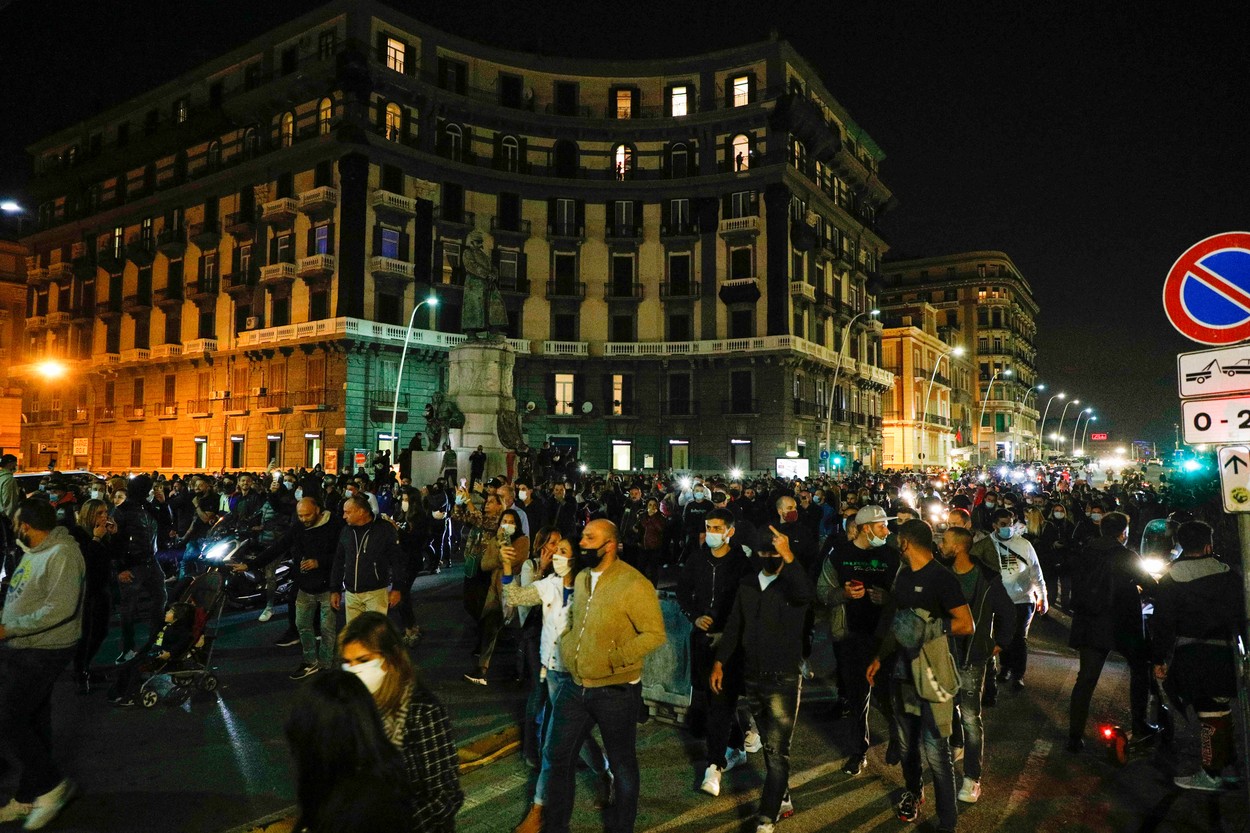 VIDEO | Lupte de stradă la Napoli între protestatari și forțele de ordine din cauza măsurilor anti-COVID luate de autorități