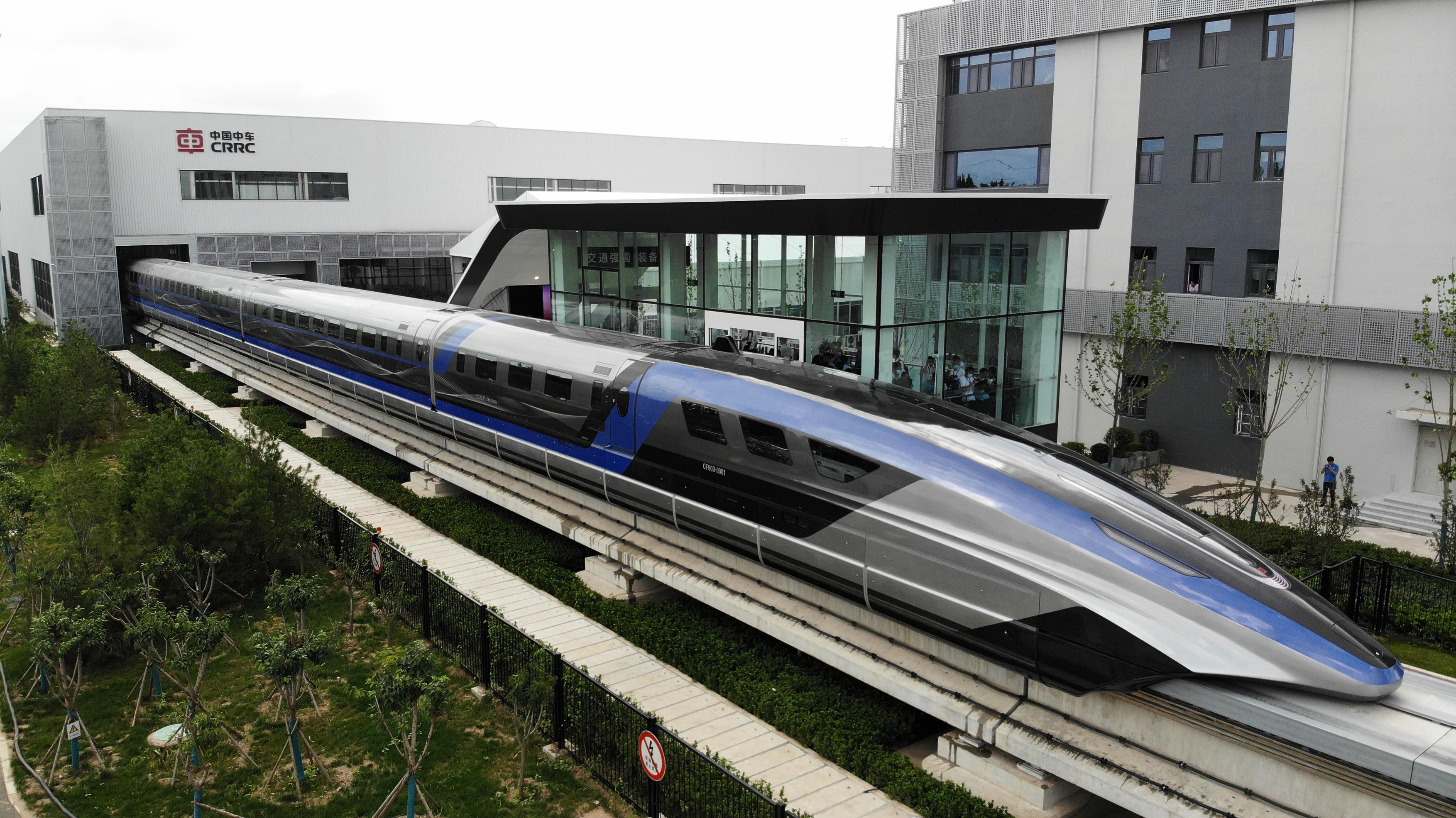 Cum arată trenul care „levitează” deasupra căii ferate, prezentat de China. Vehiculul atinge 600 km/h