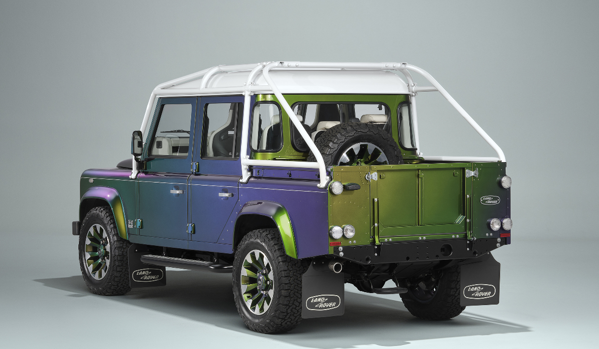 Un bogătaș a plătit 1.160.000 de euro pe patru mașini vechi Land Rover, pe care le-a comandat după ce au fost recondiționate