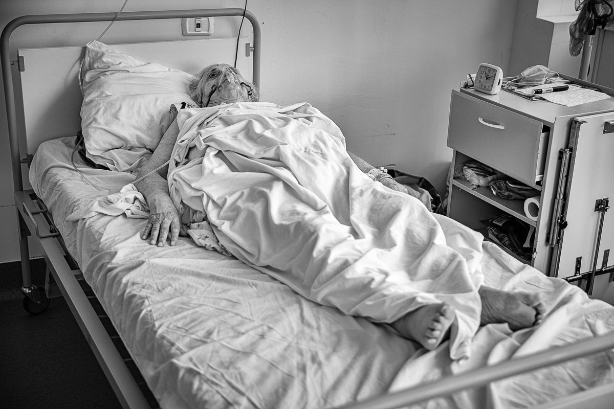 REPORTAJ | În Secţia COVID a Spitalului Judeţean Arad, medicii şi pacienţii împart şi responsabilitatea, şi teama în faţa bolii: „Ne-am dat curaj unii altora!”