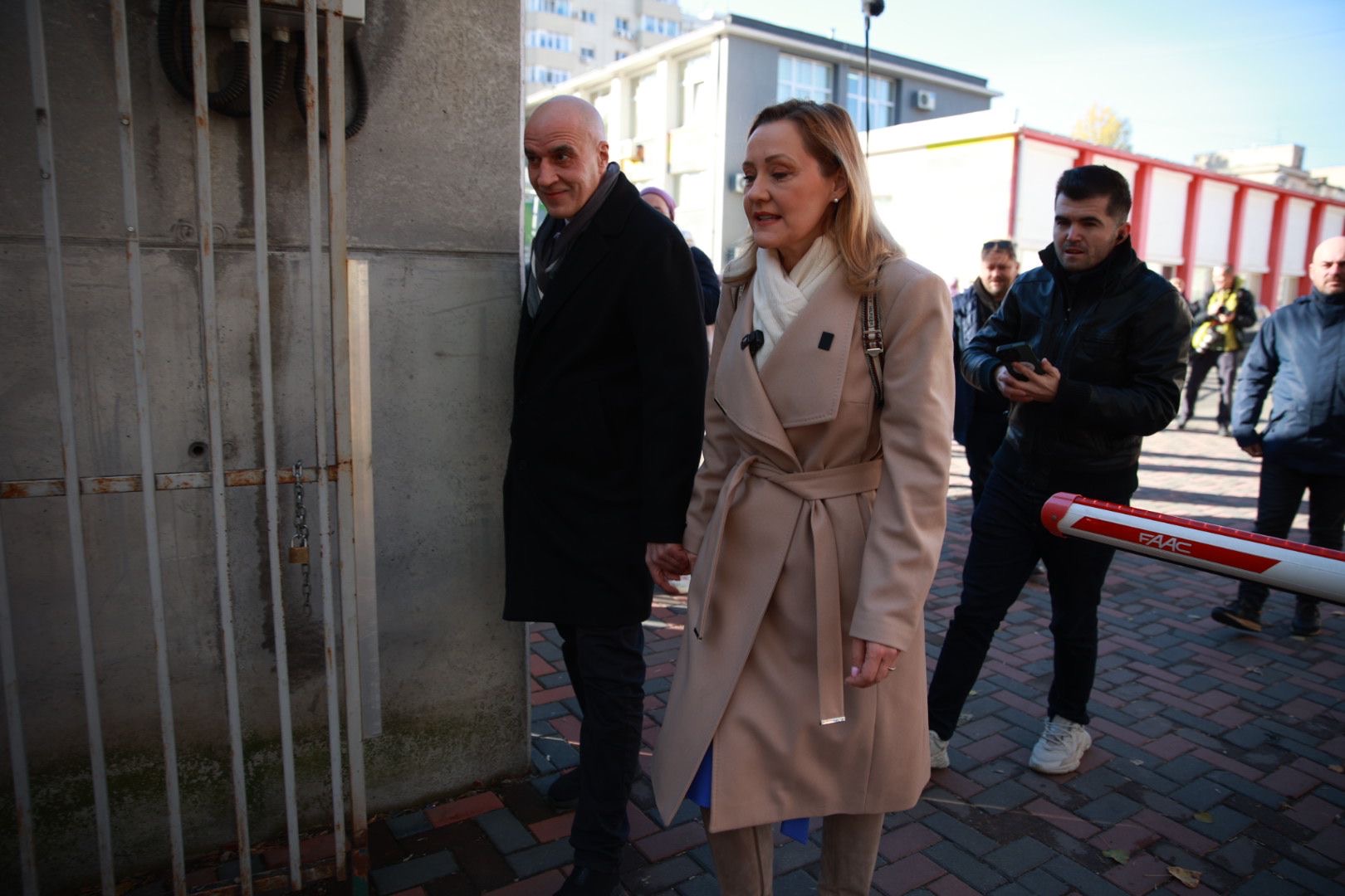 Cât costă paltonul purtat de Elena Lasconi în ziua alegerilor prezidențiale din 24 noiembrie. Ce a adus la secția de votare: „Fără blat”