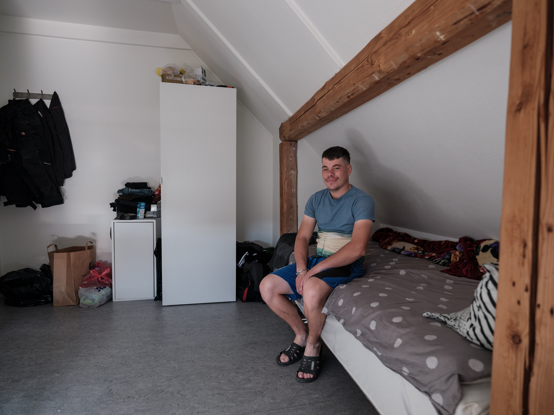 REPORTAJ. „Doar primarul și popa lipsesc de aici, restul suntem toți”. Cât câștigă românii din nordul Europei față de cât câștigau în țară