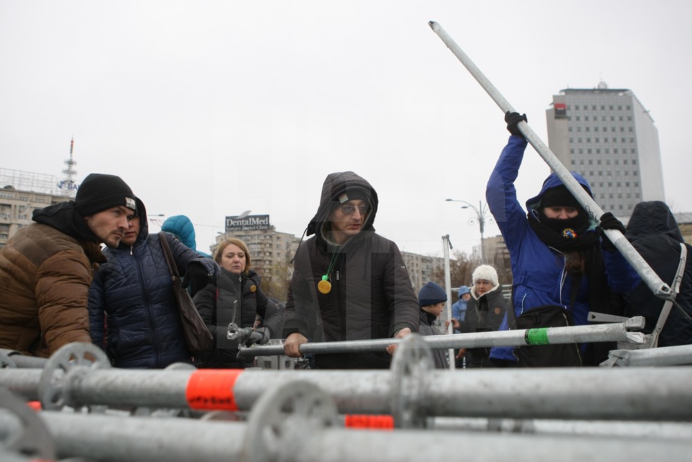 UPDATE. Protest și incidente în Piața Victoriei. Anchetă MAI după împiedicarea organizării târgului de Crăciun/ FOTO