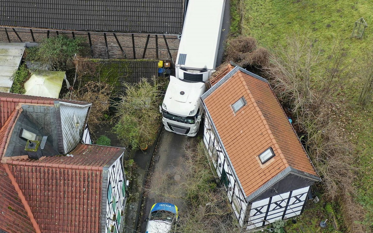 Un șofer român a crezut că șoseaua e prin curtea unei ferme și a lovit cu camionul de 40 de tone o casă veche de 600 de ani, în Germania