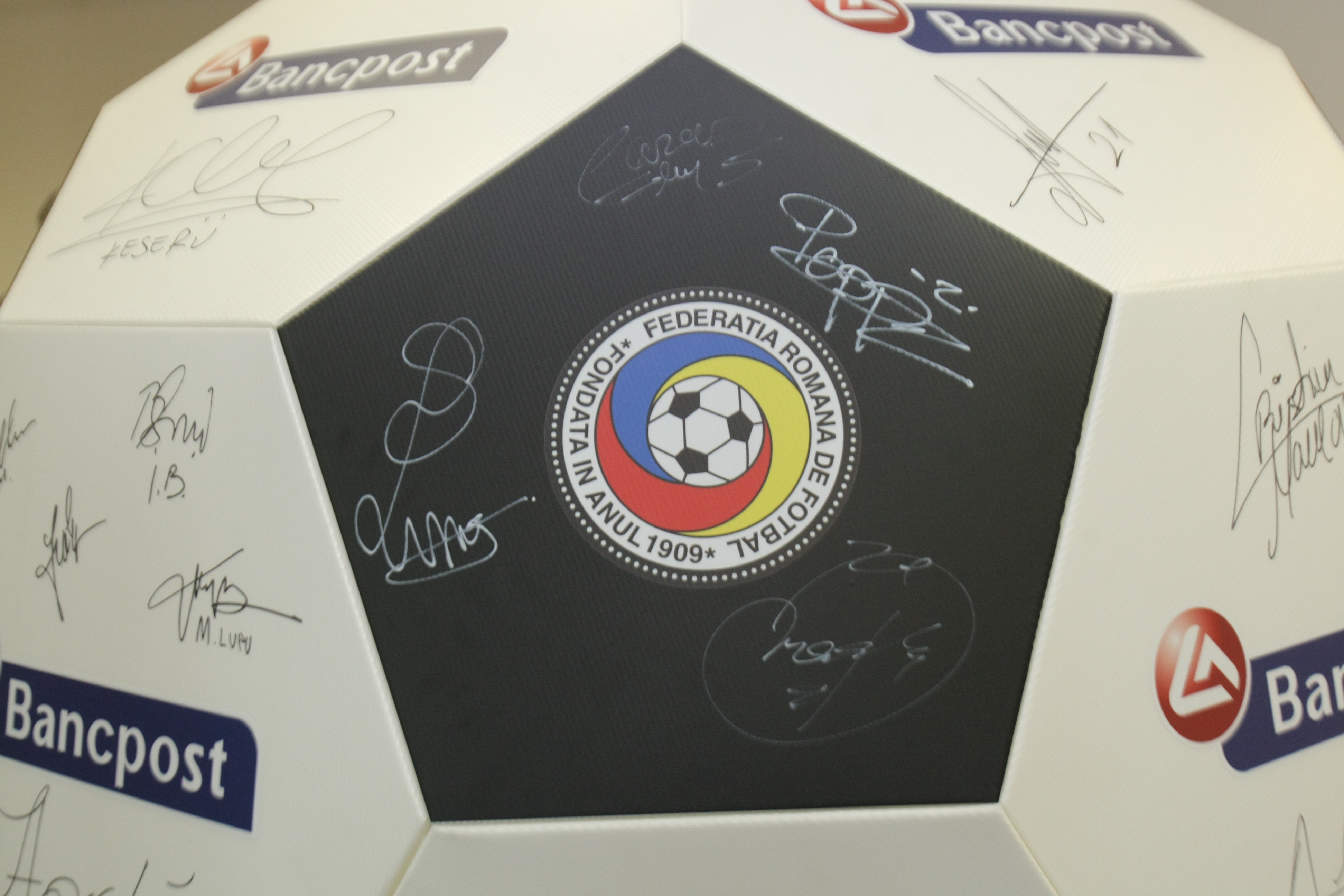 ROMÂNIA - FEROE, DUMINICĂ, ORA 19:00, TVR 1 / Tricolorii au făcut pe bancherii la sediul noului sponsor. Repriză de autografe și fotografii / GALERIE FOTO