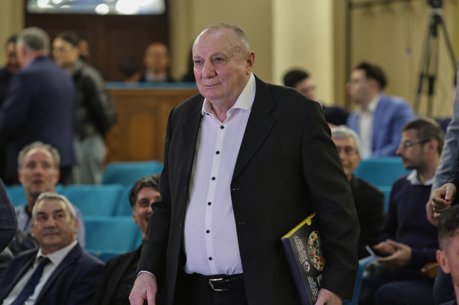 Gheorghe Hagi și-a lansat autobiografia, „Hagi - Drumul meu”. Legendele fotbalului românesc au stat la coadă pentru a obține un exemplar cu autograf