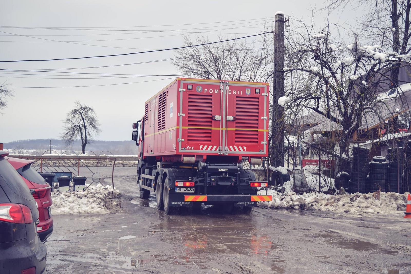 UPDATE | Zeci de localități au rămas fără curent electric din cauza vremii severe. MAI a anunțat că 78.480 de locuințe sunt în această situație