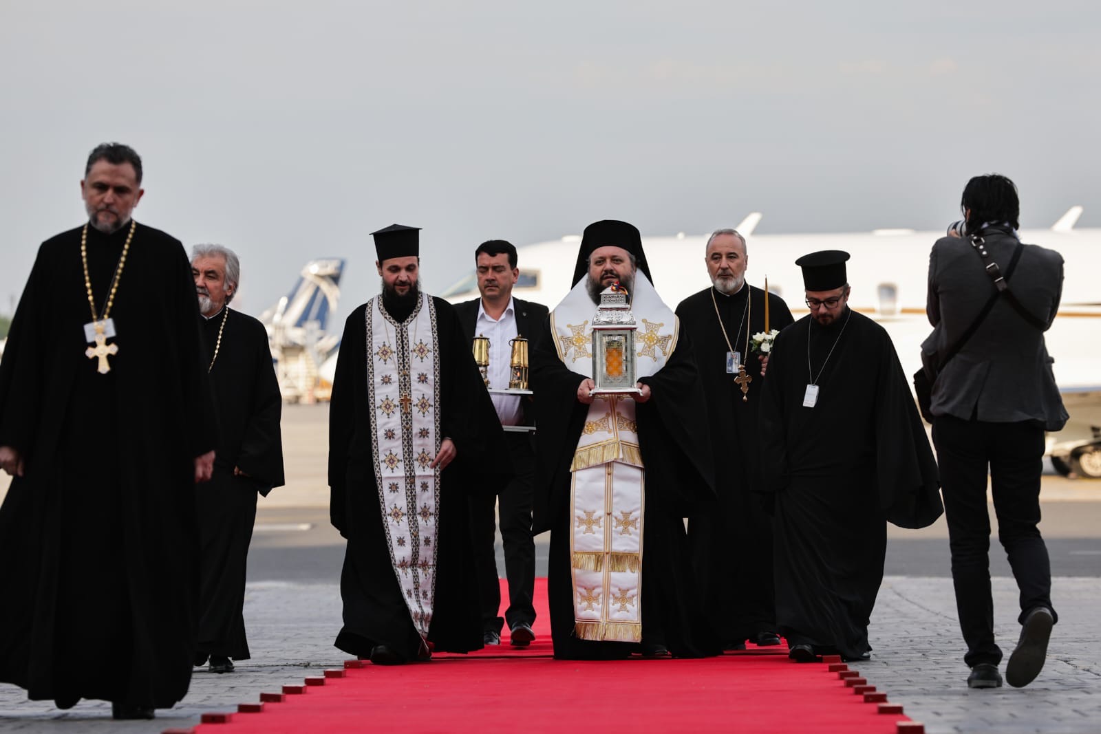 „Hristos a Înviat!” a răsunat sâmbătă la miezul nopții în întreaga Românie. „Un dar al iubirii lui Dumnezeu pentru noi toți”