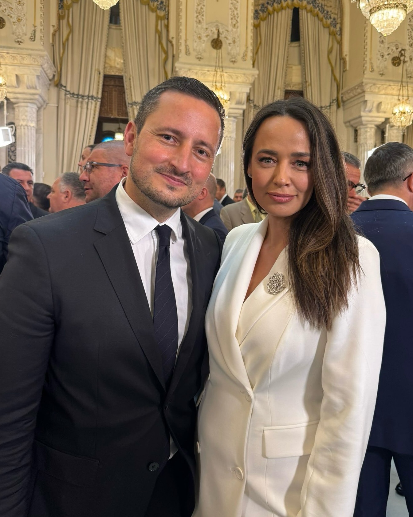 Imagini cu vedetele la învestirea lui Nicușor Dan. Delia, Andreea Raicu și Anca Serea nu au ratat ocazia de a face poză cu noul președinte al României