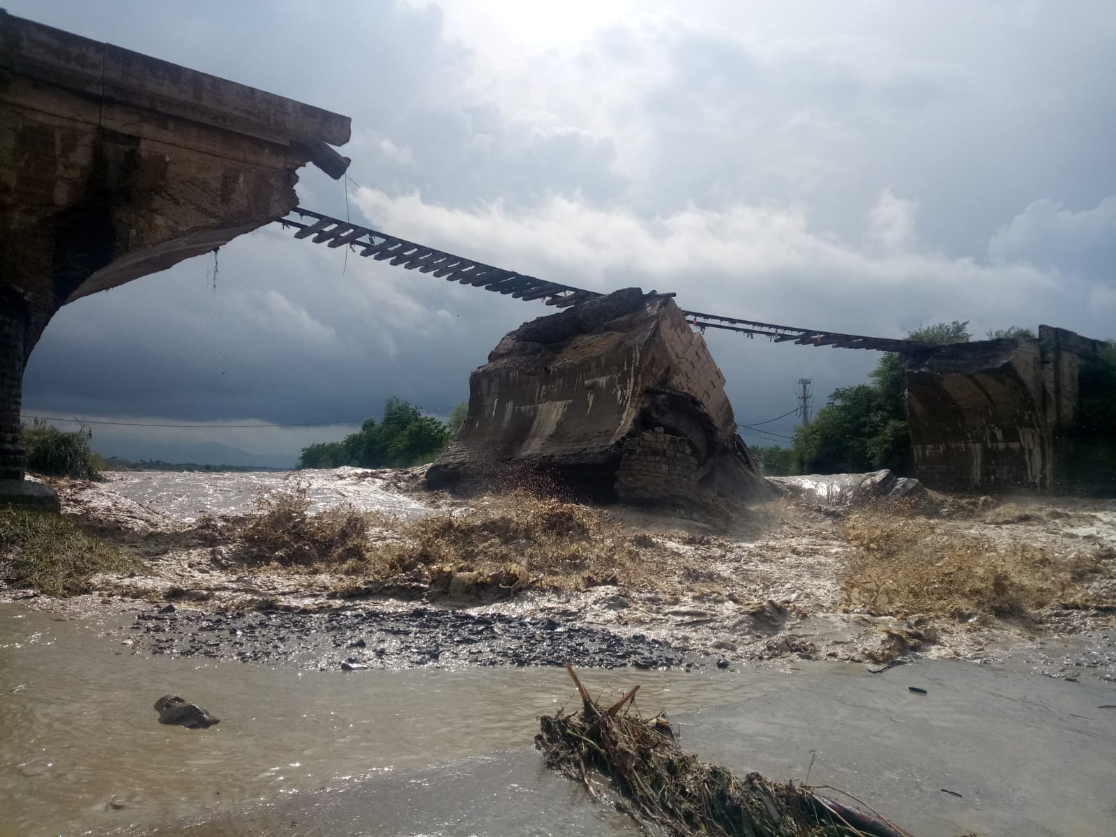 Zeci de locuinţe din şapte localităţi au fost inundate, în judeţul Braşov. Imagini șocante cu prăbușirea unui pod din cauza apelor dezlănțuite / FOTO&VIDEO