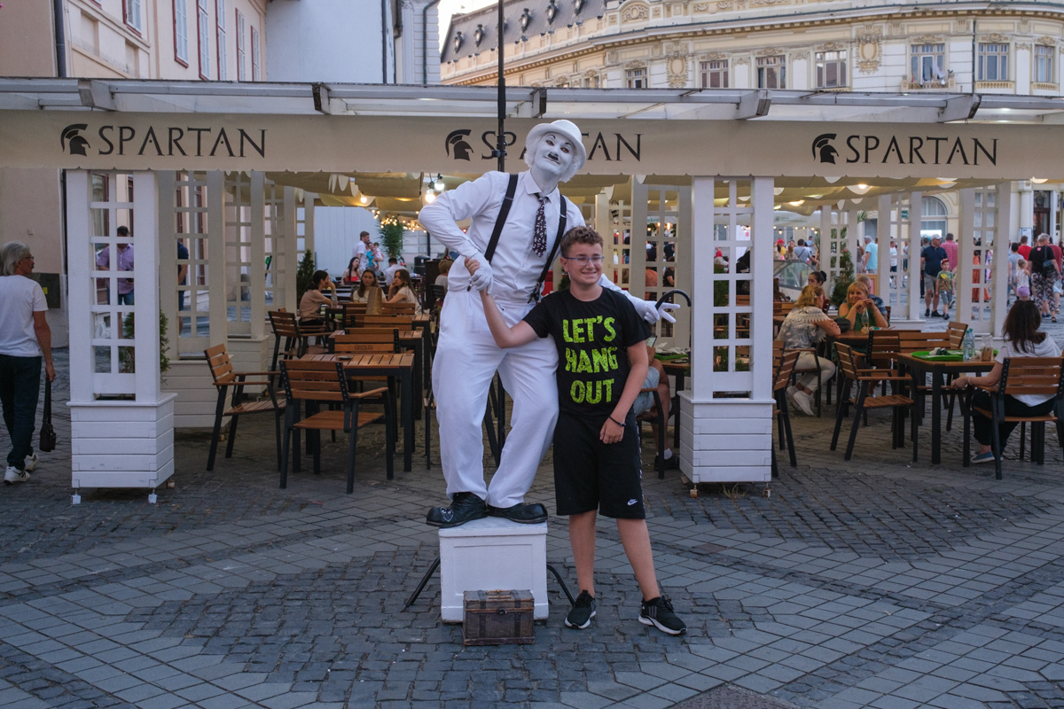 FOTOREPORTAJ de la Festivalul de Teatru de la Sibiu. Cum se transformă străzile unui oraș în scenă