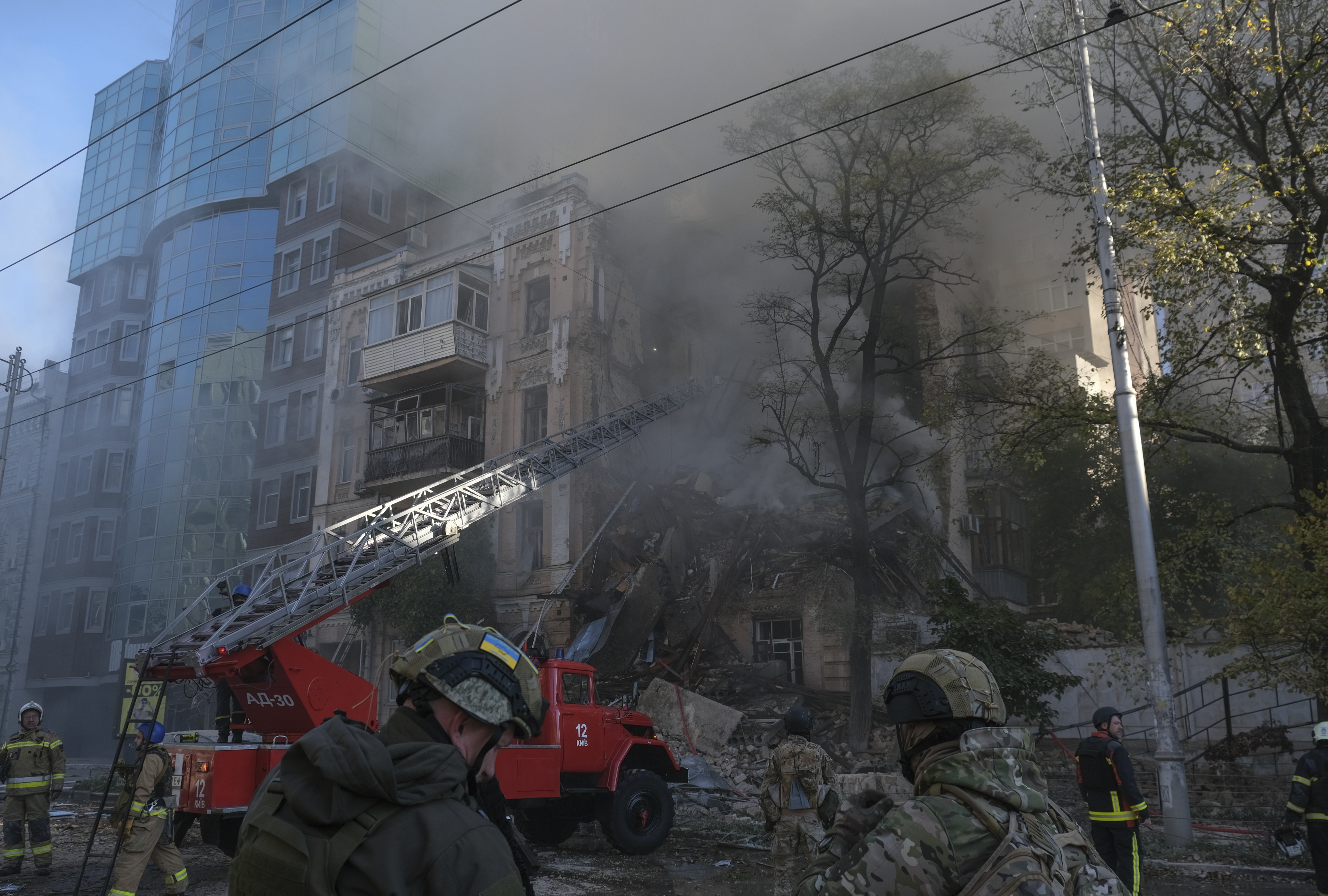 Imagini din Kievul bombardat de ruși luni dimineață. Cel puțin cinci persoane au murit în urma atacurilor