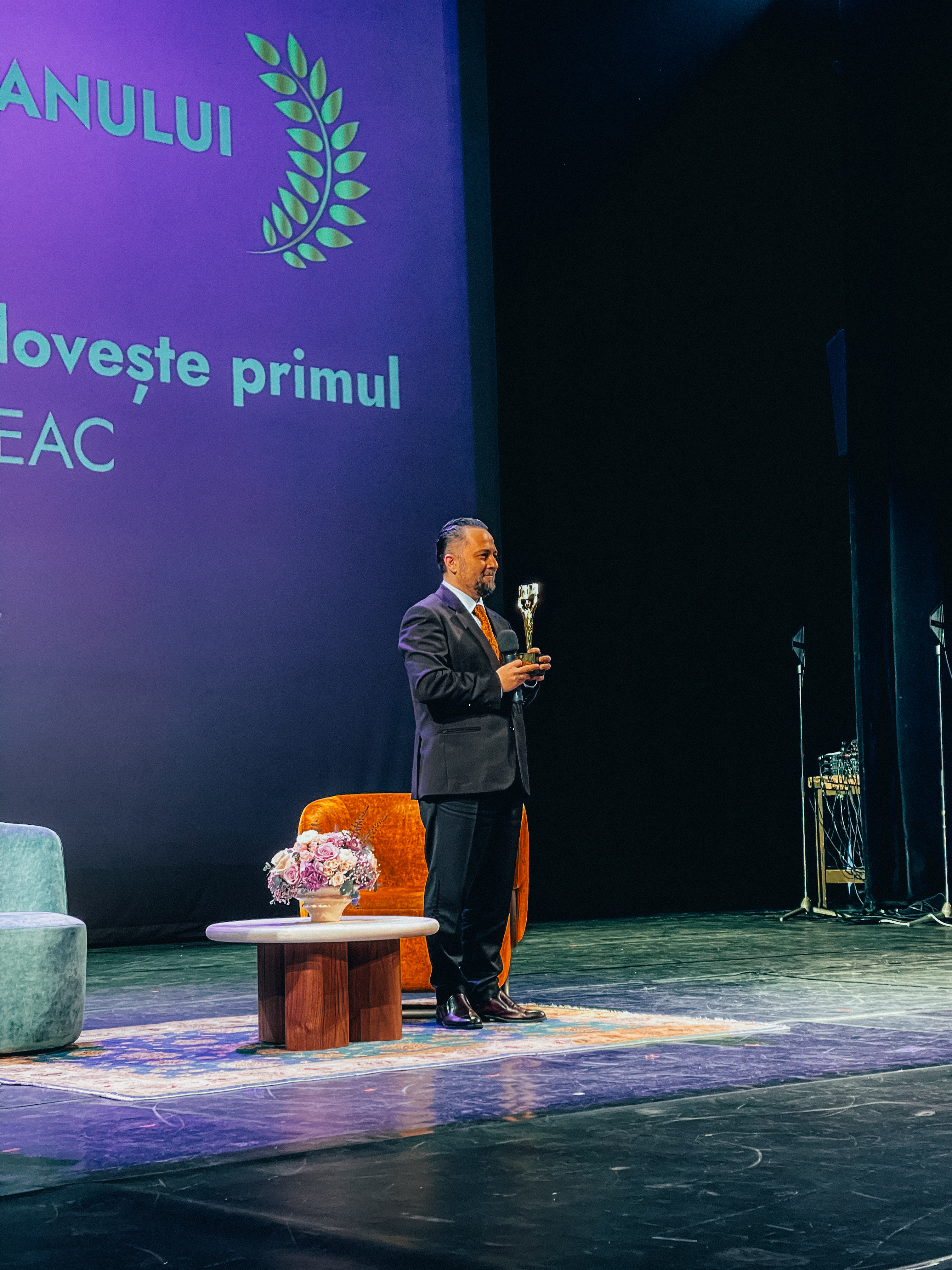 Cum au apărut părintele Pimen Vlad, doctorul Mihai Craiu, profesorul Constantin Dulcan, Dan Negru și Mihai Morar pe scenă la Opera Națională București